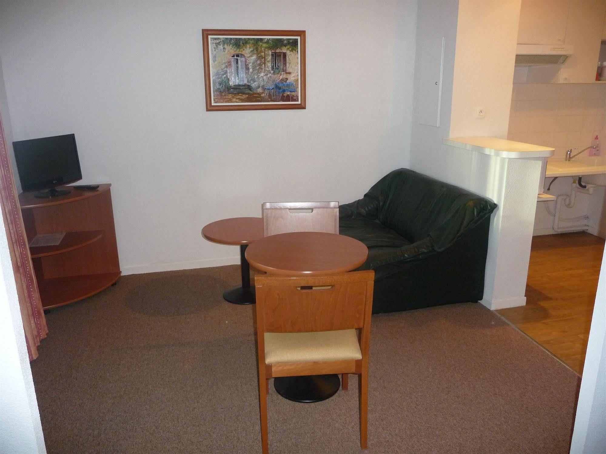 Aerel Hotel Aeroport Бланяк Екстериор снимка