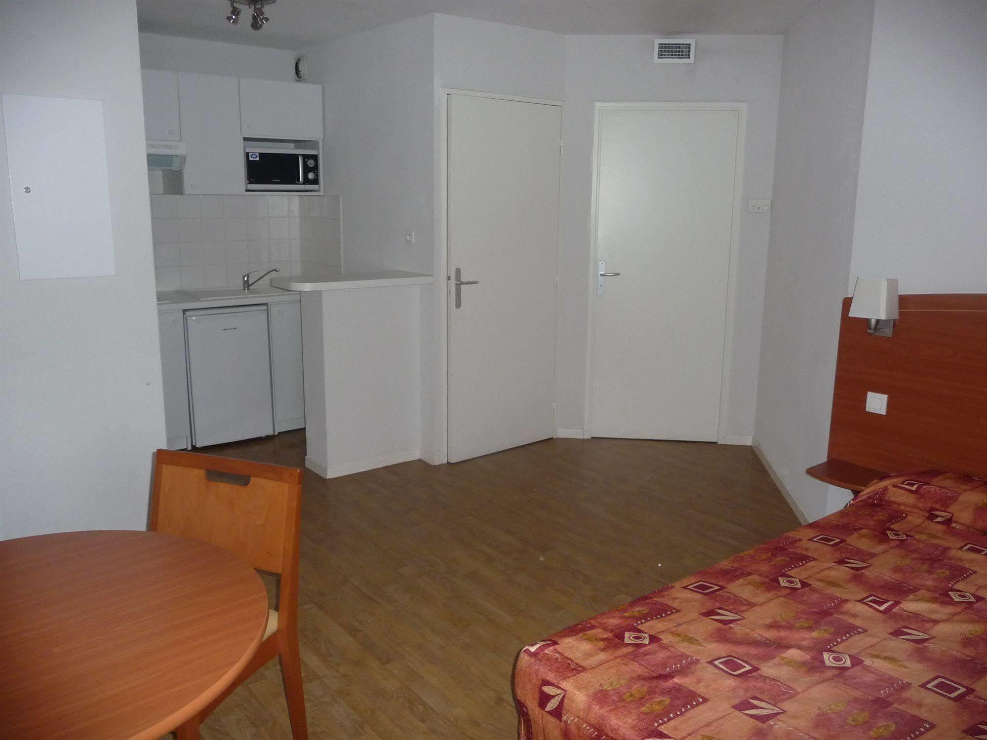 Aerel Hotel Aeroport Бланяк Екстериор снимка