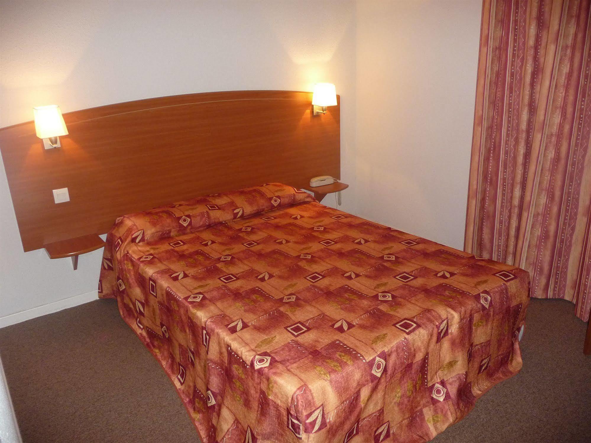 Aerel Hotel Aeroport Бланяк Екстериор снимка