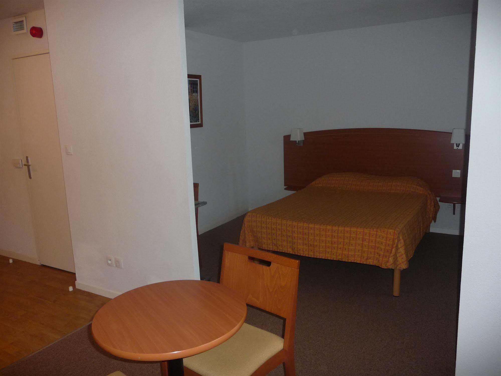 Aerel Hotel Aeroport Бланяк Екстериор снимка