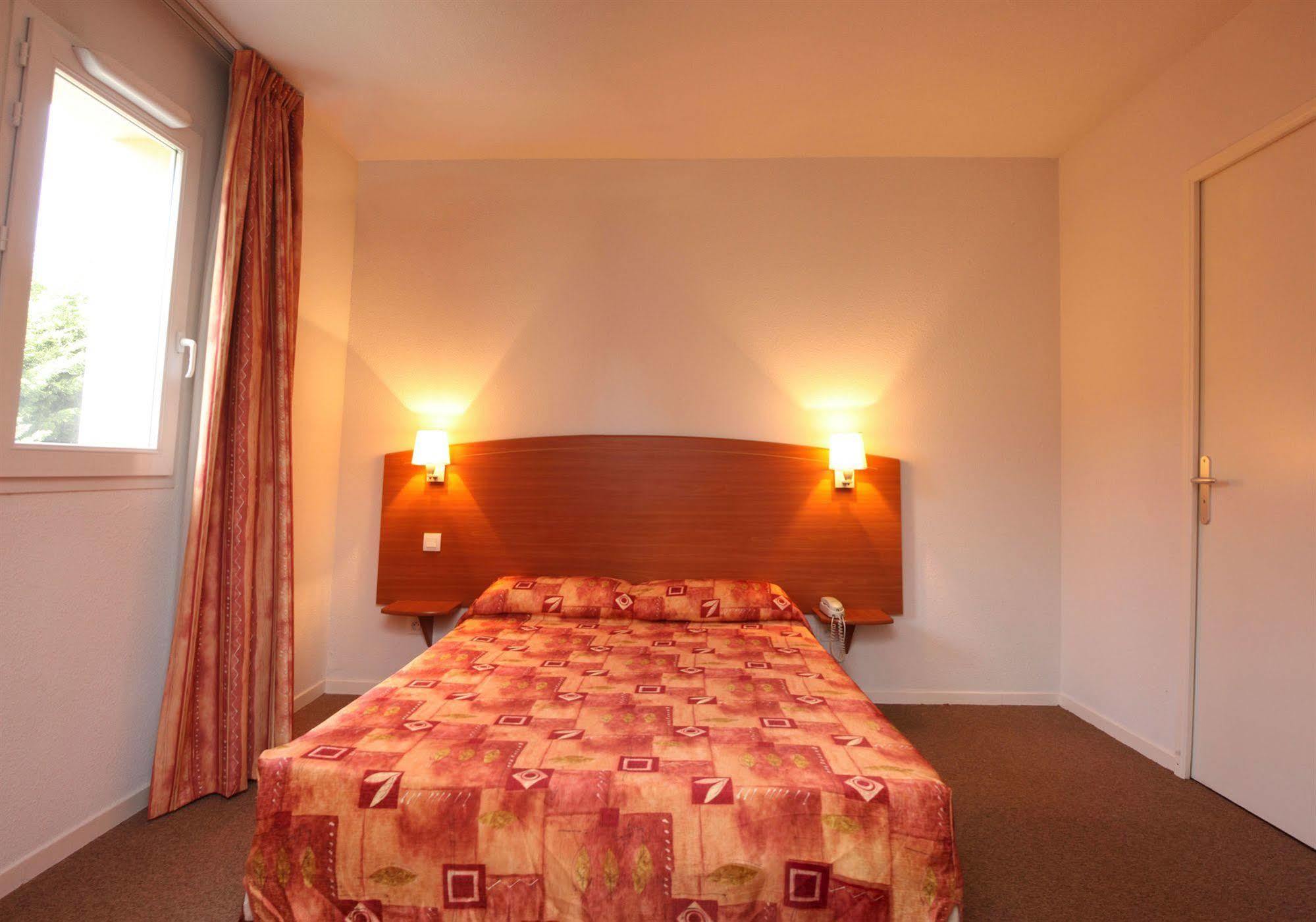 Aerel Hotel Aeroport Бланяк Екстериор снимка