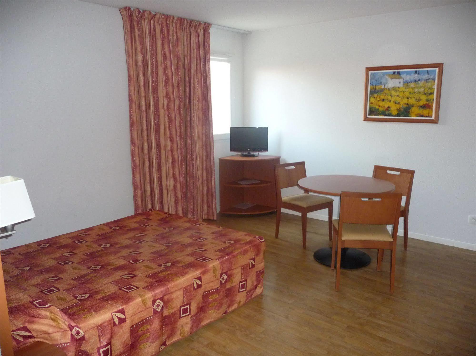 Aerel Hotel Aeroport Бланяк Екстериор снимка