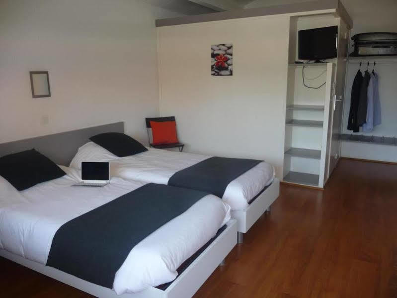 Aerel Hotel Aeroport Бланяк Екстериор снимка