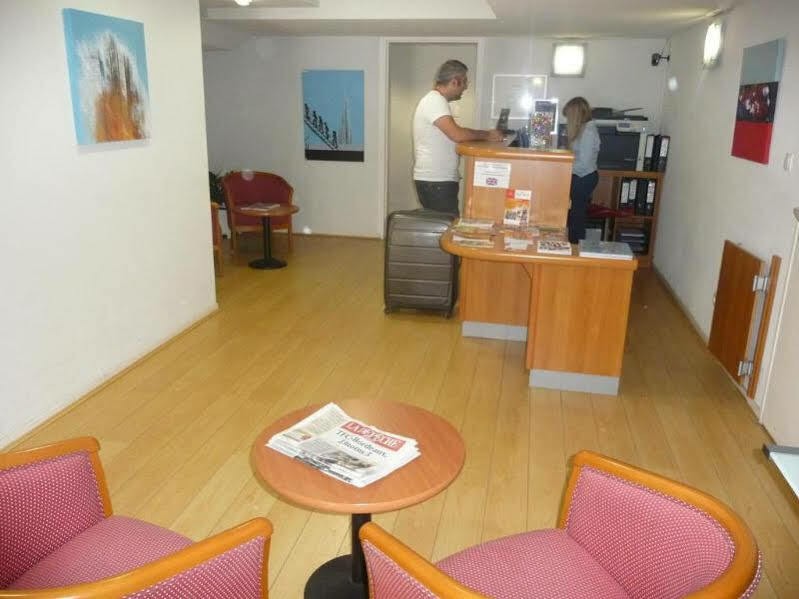 Aerel Hotel Aeroport Бланяк Екстериор снимка